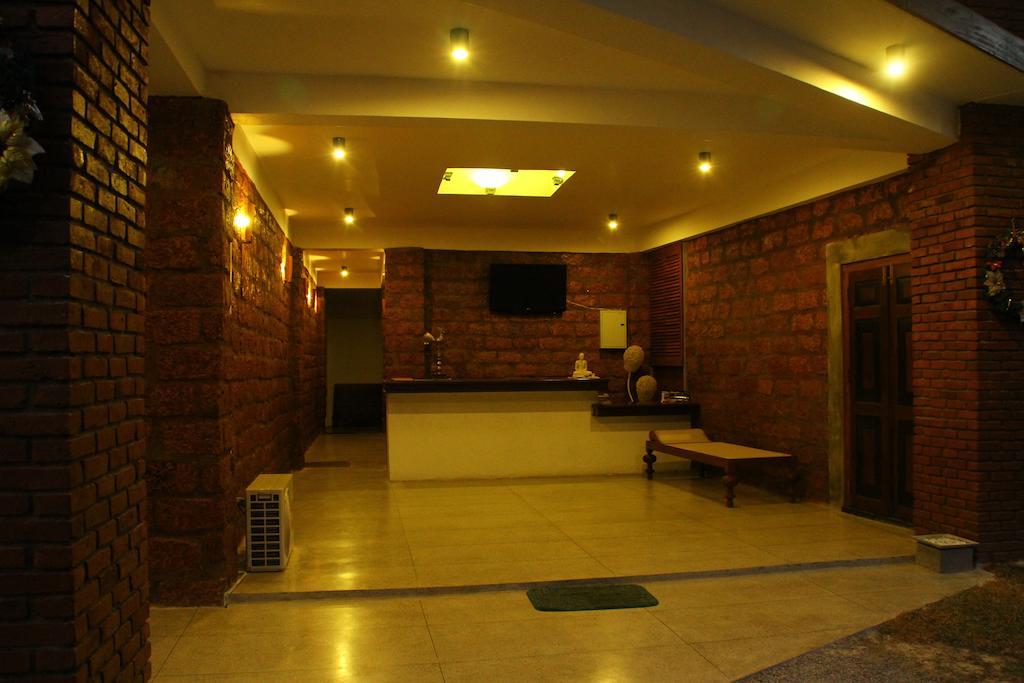 Lanka Bangla Inn Villas Restaurant & Travels Katunayaka Buitenkant foto