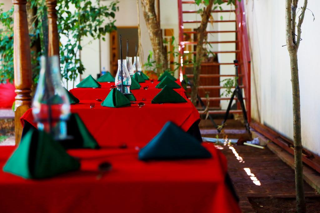Lanka Bangla Inn Villas Restaurant & Travels Katunayaka Buitenkant foto