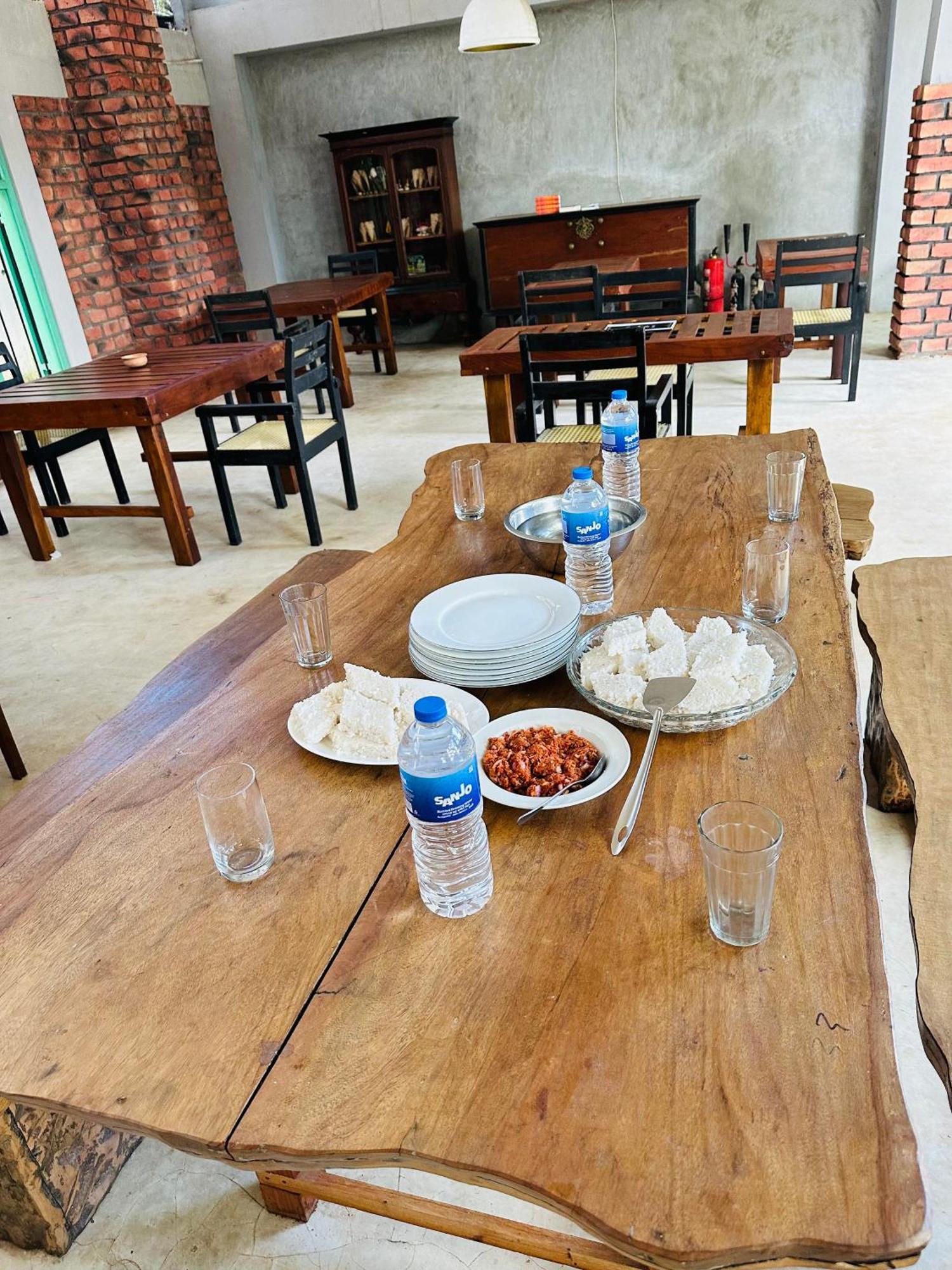 Lanka Bangla Inn Villas Restaurant & Travels Katunayaka Buitenkant foto