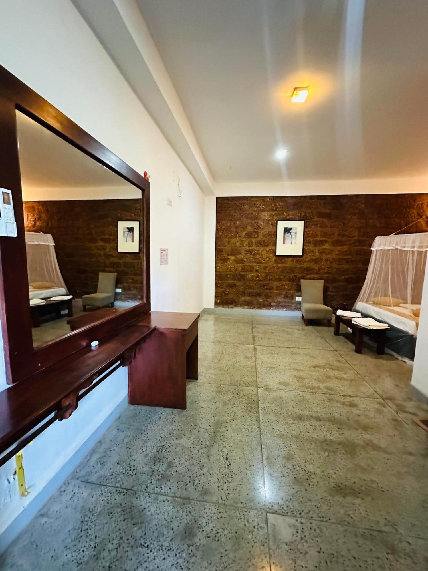 Lanka Bangla Inn Villas Restaurant & Travels Katunayaka Buitenkant foto