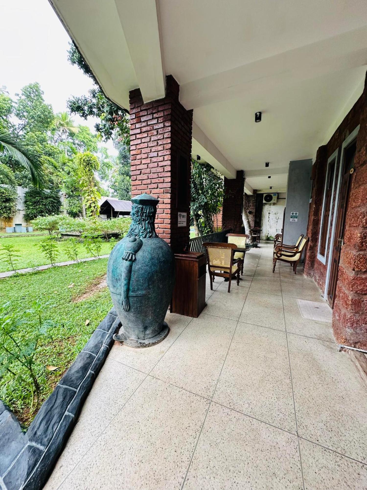 Lanka Bangla Inn Villas Restaurant & Travels Katunayaka Buitenkant foto